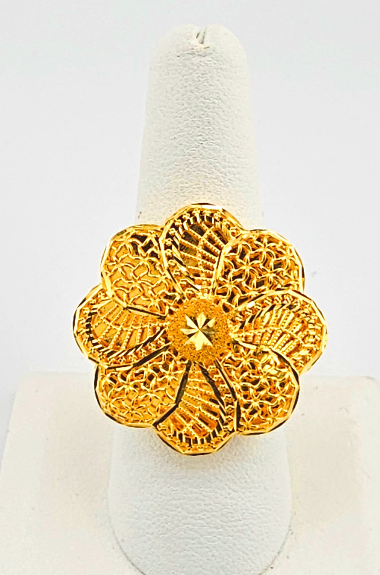 21K Flower-Shaped Ring With a Lace-Style Design