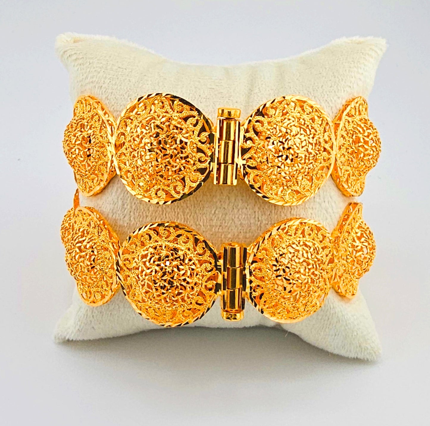 21K Glamourous Round Filigree Screw Bangles