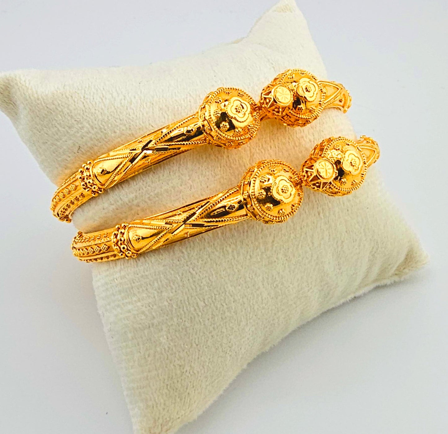21K Traditional Ball Style Pipe Screw Bangles