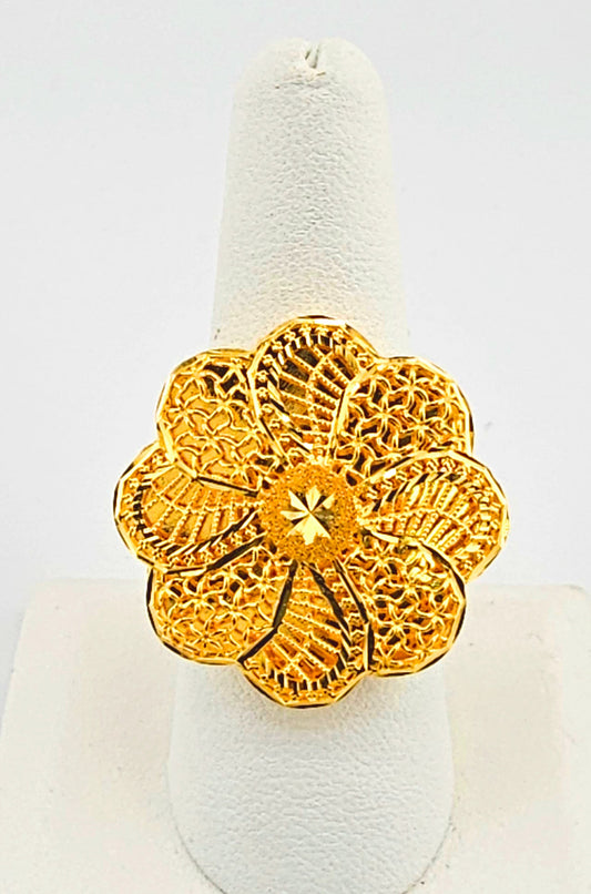 21K Flower-Shaped Ring With a Lace-Style Design