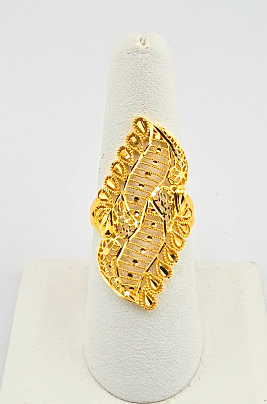 21K Slender Ring Adorned with Leaf Motif