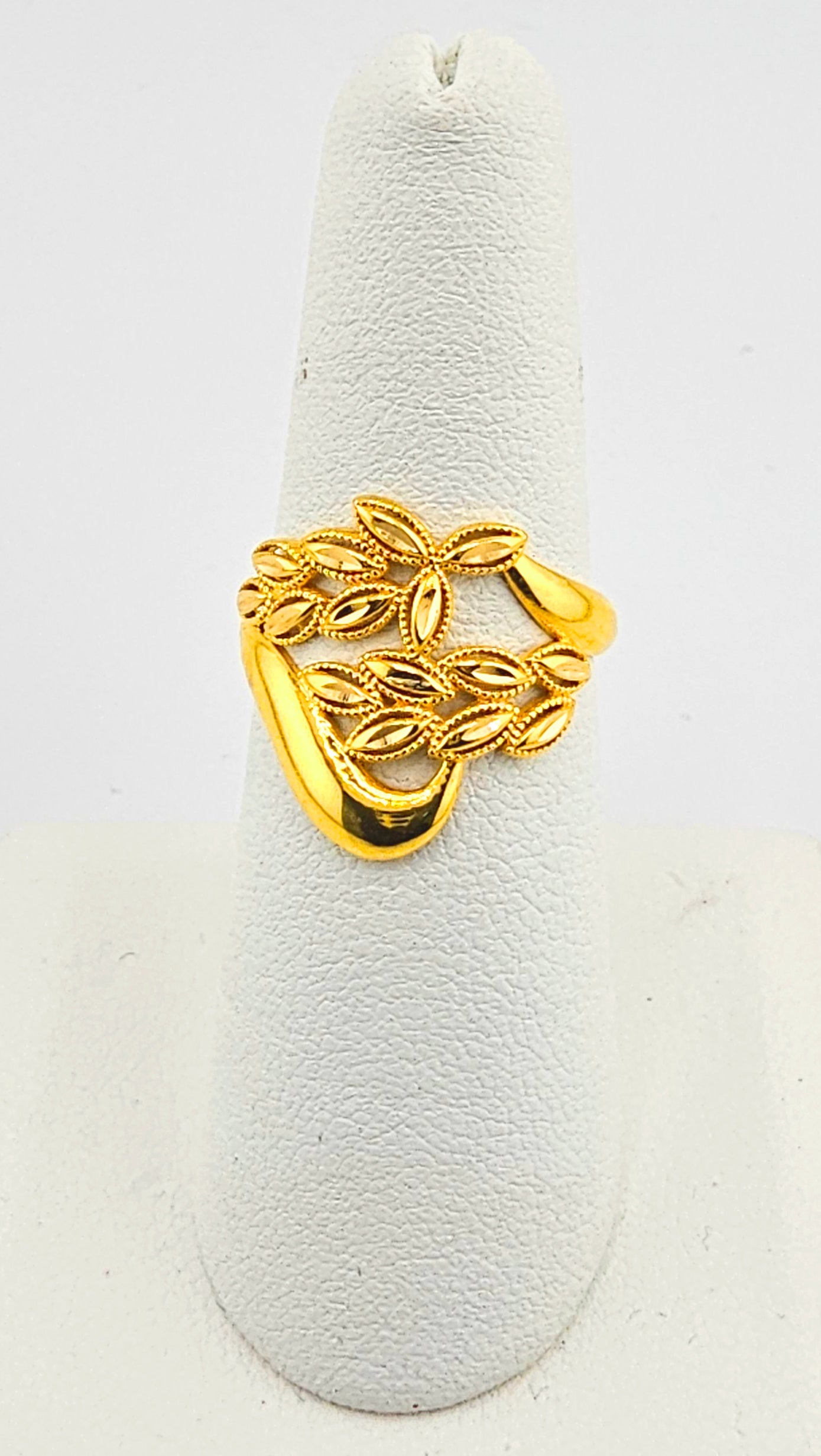 21K Unique Petite Leaves Ring
